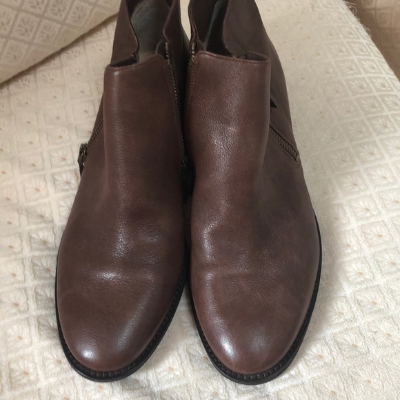 Michael kors Brown pair of women ankle high boot - Picture 4 of 6